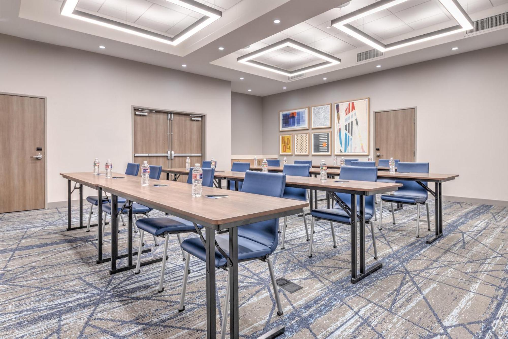 Holiday Inn Express & Suites Austin Airport East By Ihg Bagian luar foto