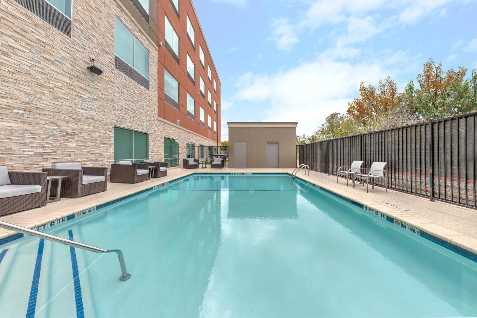 Holiday Inn Express & Suites Austin Airport East By Ihg Bagian luar foto