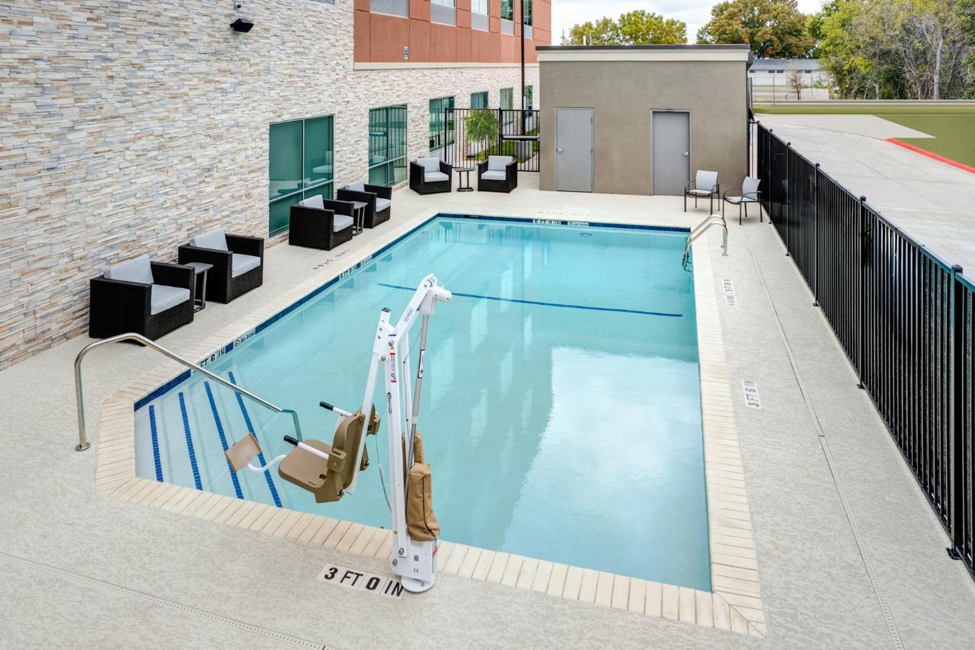 Holiday Inn Express & Suites Austin Airport East By Ihg Bagian luar foto