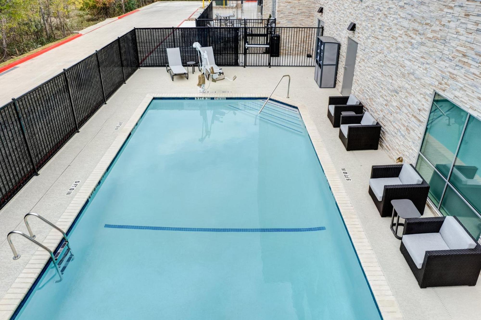 Holiday Inn Express & Suites Austin Airport East By Ihg Bagian luar foto