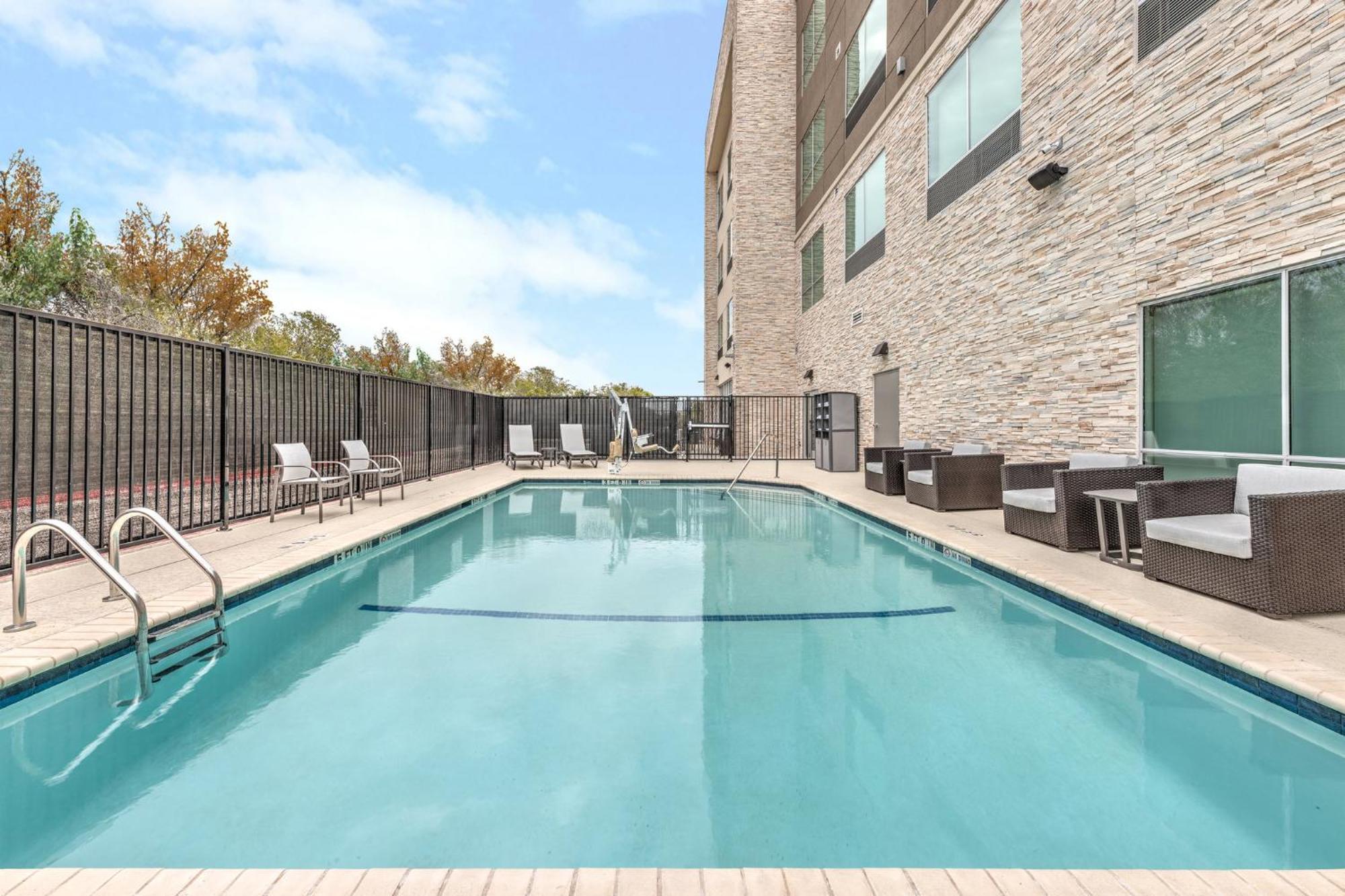 Holiday Inn Express & Suites Austin Airport East By Ihg Bagian luar foto