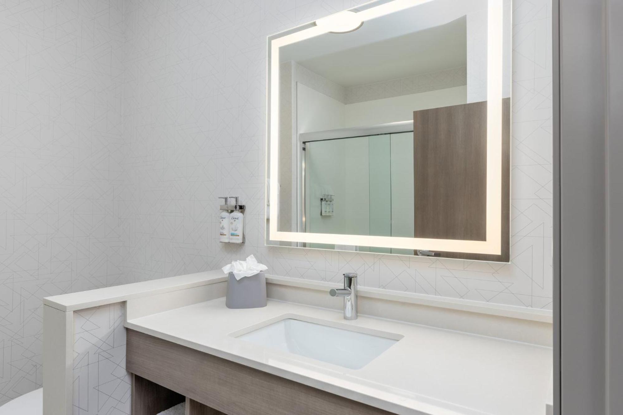 Holiday Inn Express & Suites Austin Airport East By Ihg Bagian luar foto